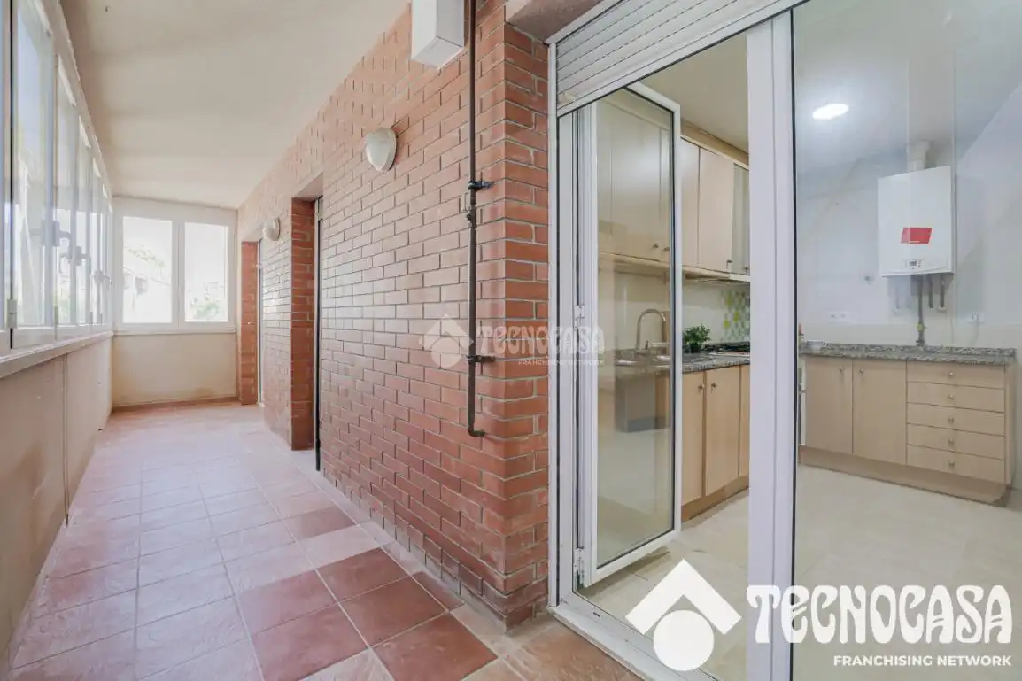 Wohnung zum Verkauf in Barcelona mit Klimaanlage und Balkon