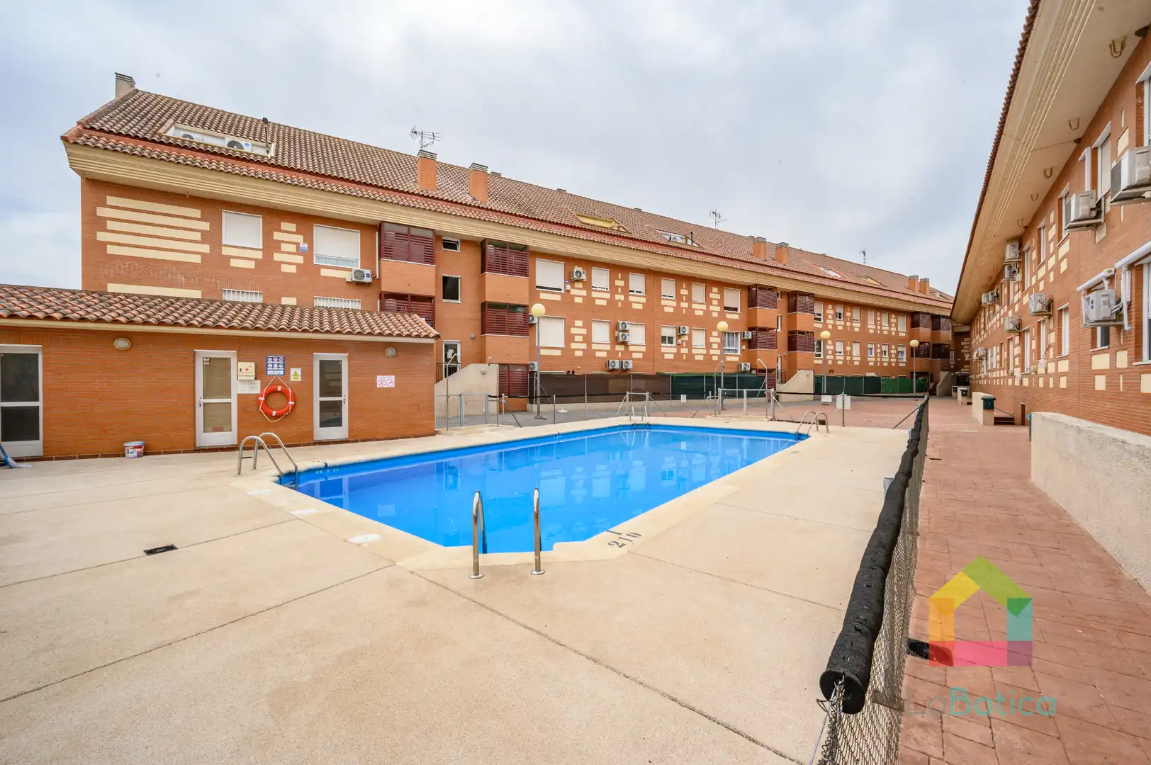 Swimming pool of Flat for sale in Gerindote  with Air Conditioner, Heating and Oven