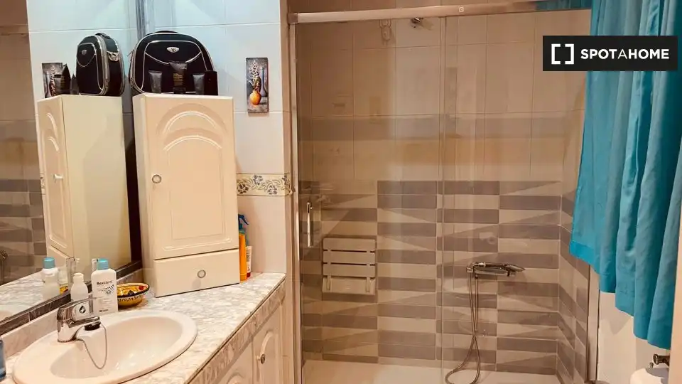 Bathroom of Flat for share in Almuñécar  with Air Conditioner, Heating and Furnished