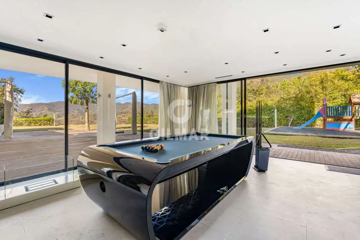 Vista exterior de Casa o xalet en venda en Benahavís amb Calefacció, Jardí privat i Piscina