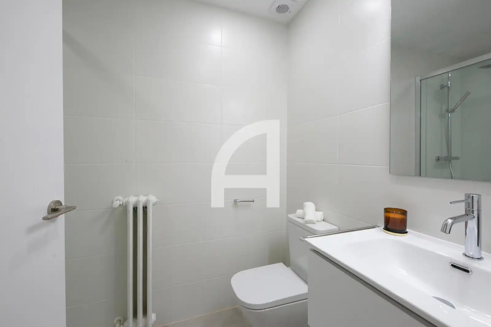 Badezimmer von Wohnung zum Verkauf in Barcelona mit Klimaanlage, Heizung und Parkett