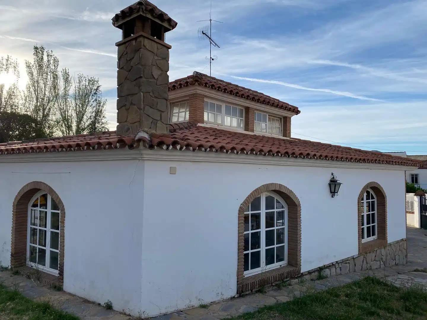 Vista exterior de Casa o xalet en venda en Arriate amb Aire condicionat, Calefacció i Jardí privat