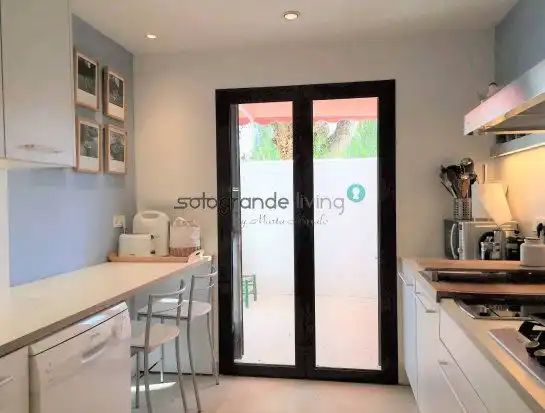 Cocina de Casa adosada de alquiler en Sotogrande con Aire acondicionado, Jardín privado y Terraza