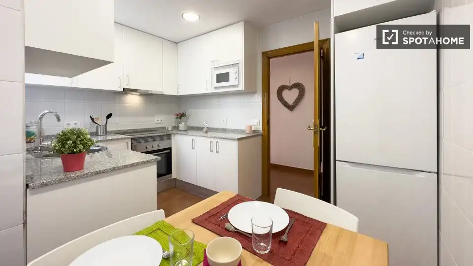 Cocina de Piso para compartir en L'Hospitalet de Llobregat con Aire acondicionado, Calefacción y Amueblado