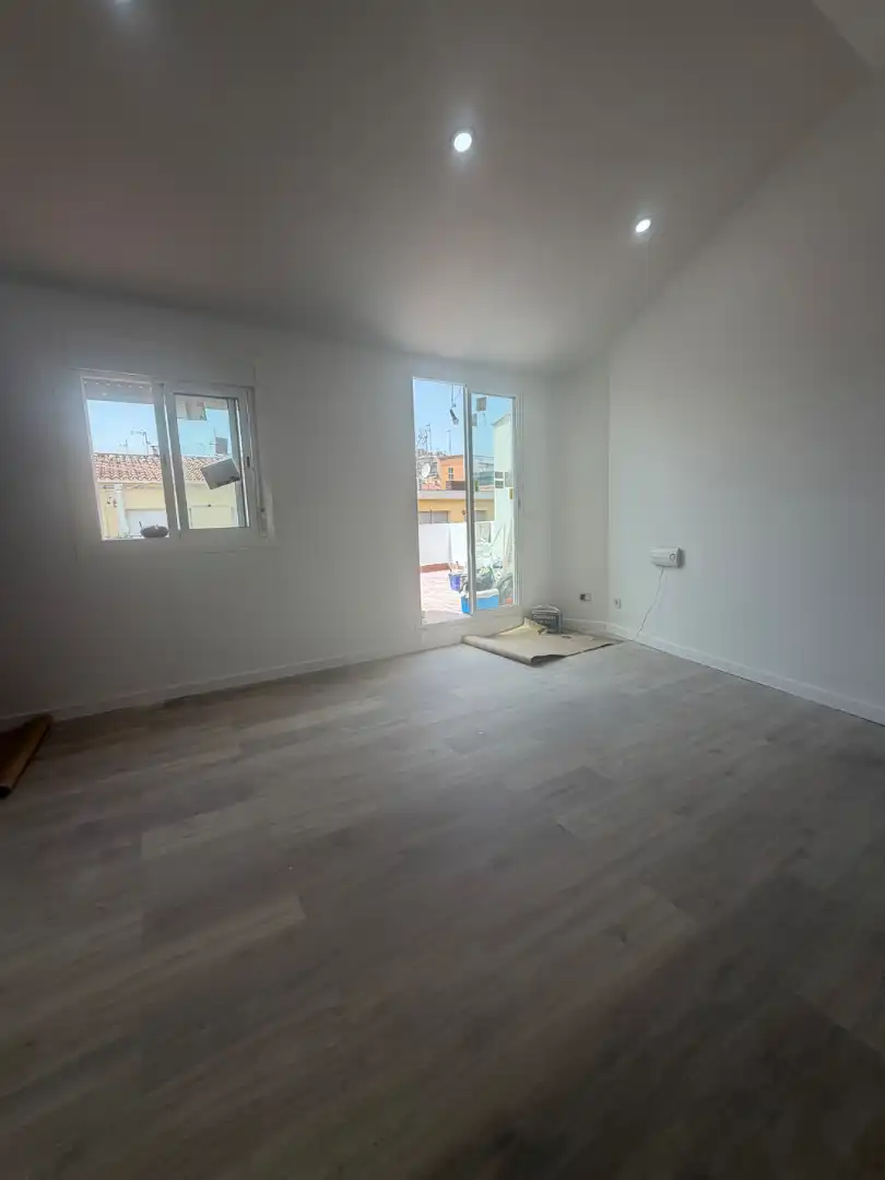 Schlafzimmer von Dachboden zum Verkauf in Mataró mit Parkett, Terrasse und Ofen