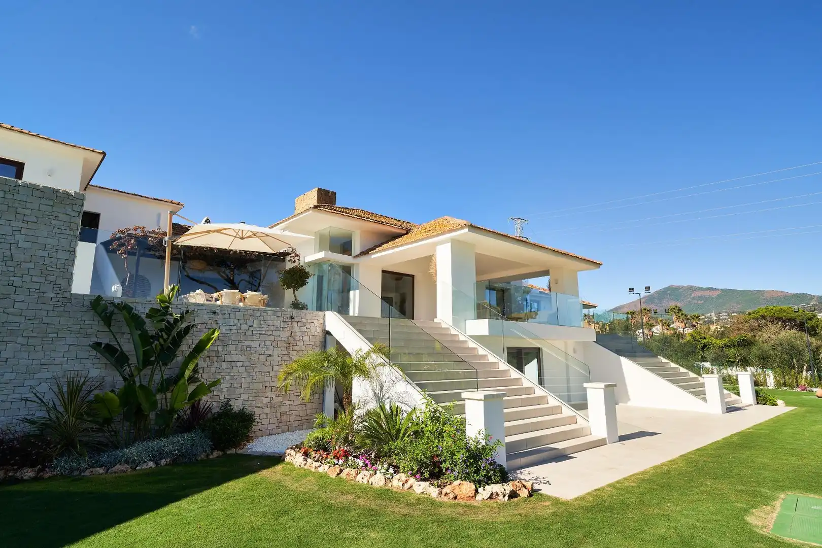 Vista exterior de Casa o chalet en venta en Marbella con Aire acondicionado, Calefacción y Jardín privado