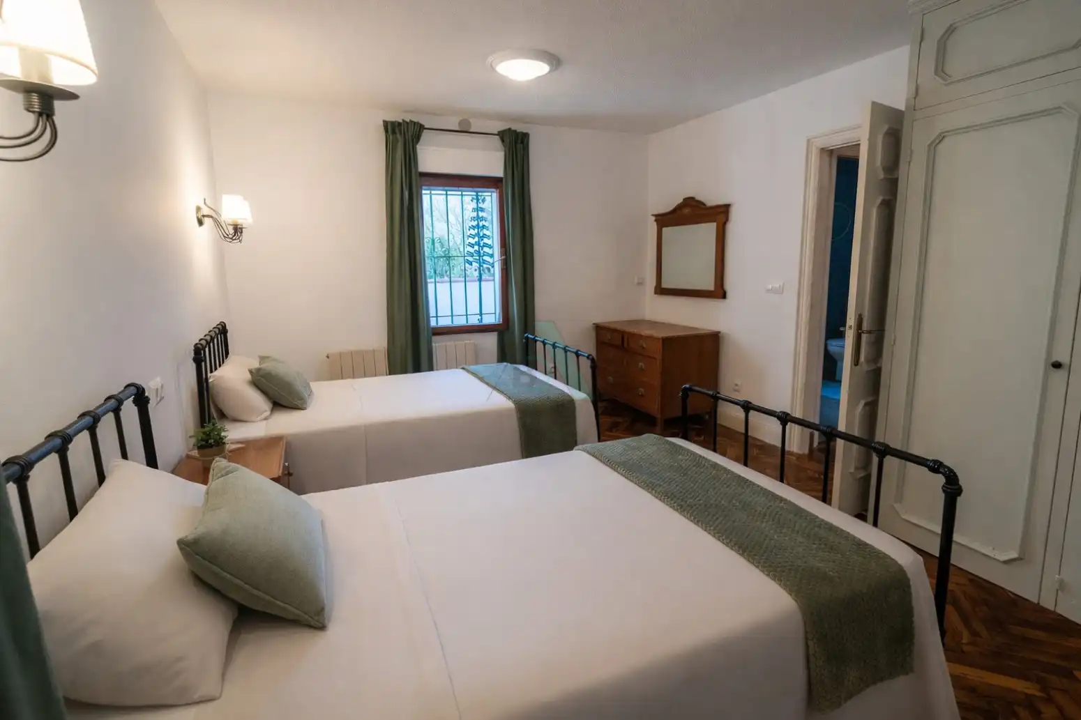 Dormitori de Casa o xalet en venda en Llanes amb Jardí privat, Terrassa i Piscina