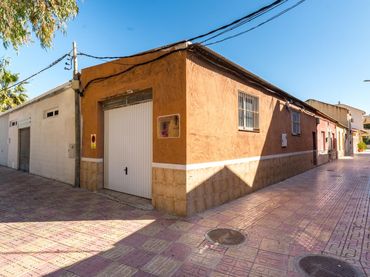House with garden for sale in Jacarilla