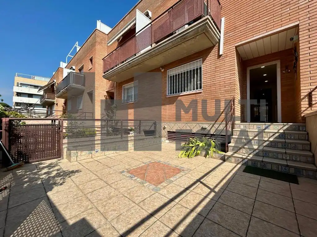 Vista exterior de Casa adosada en venta en El Prat de Llobregat con Aire acondicionado, Calefacción y Terraza