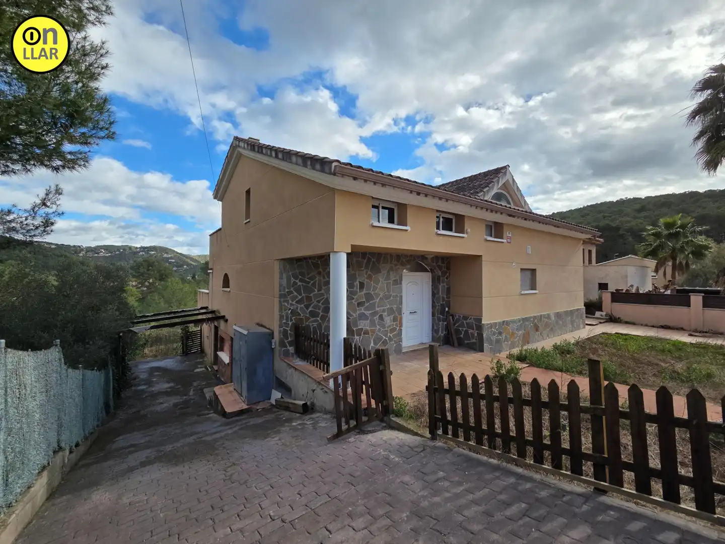 Vista exterior de Casa o xalet en venda en Canyelles amb Piscina comunitària