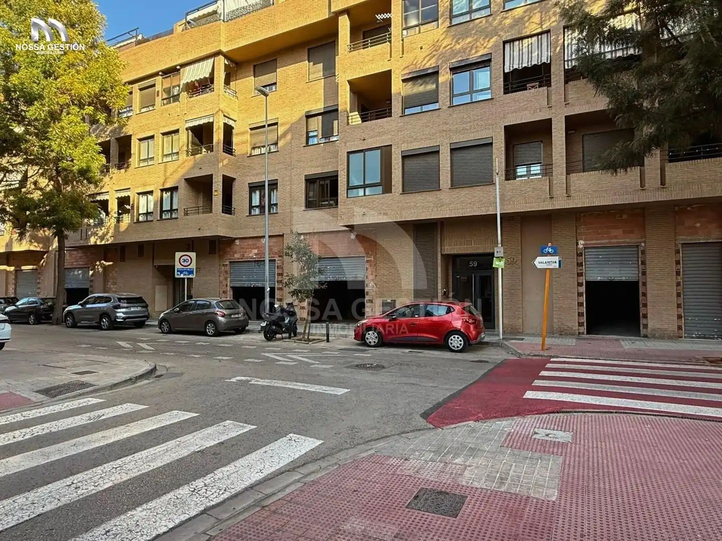 Vista exterior de Local en venta en Burjassot