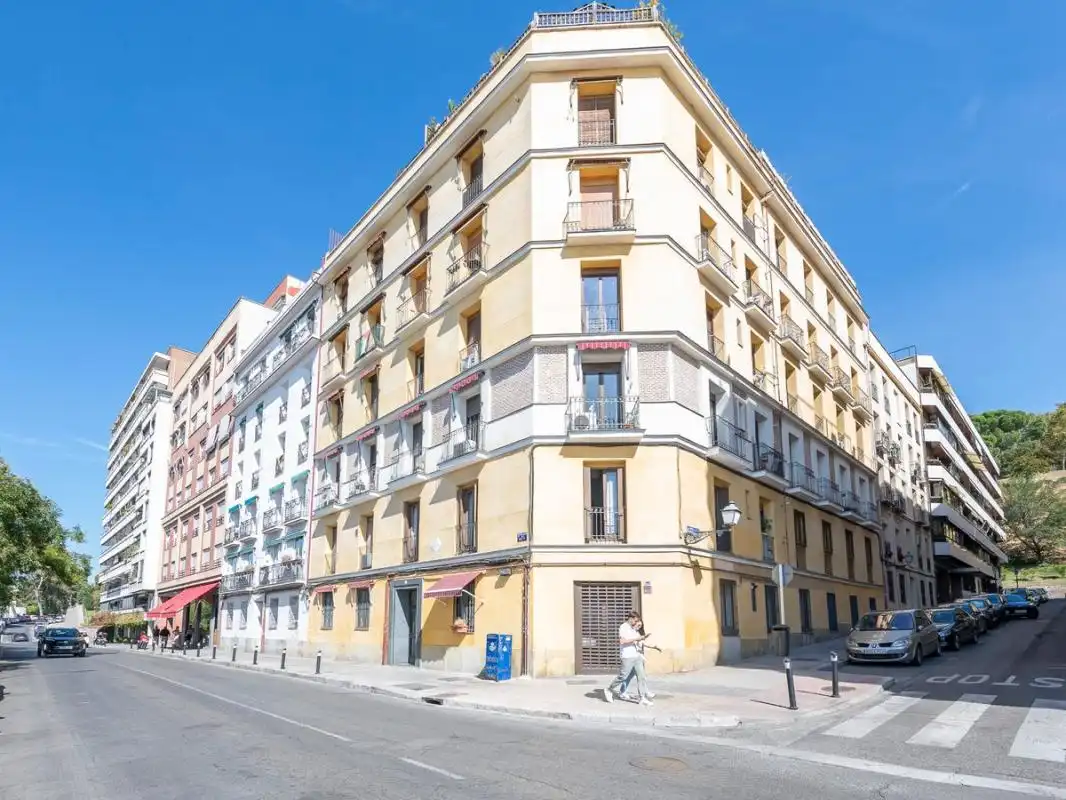 Planta baja en venta en P.º del Rey, Argüelles