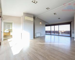 Living room of Duplex to rent in Pozuelo de Alarcón  with Air Conditioner, Heating and Parquet flooring