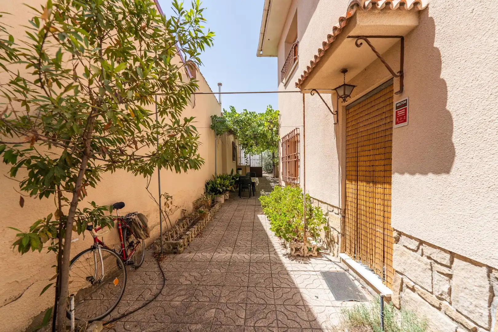 Vista exterior de Casa o xalet en venda en Yuncler amb Aire condicionat, Calefacció i Jardí privat