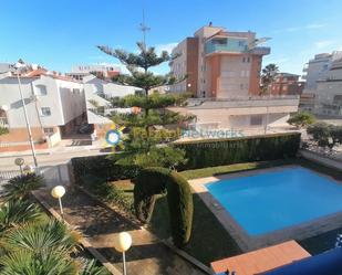 Piscina de Apartament de lloguer en Oliva amb Aire condicionat i Terrassa