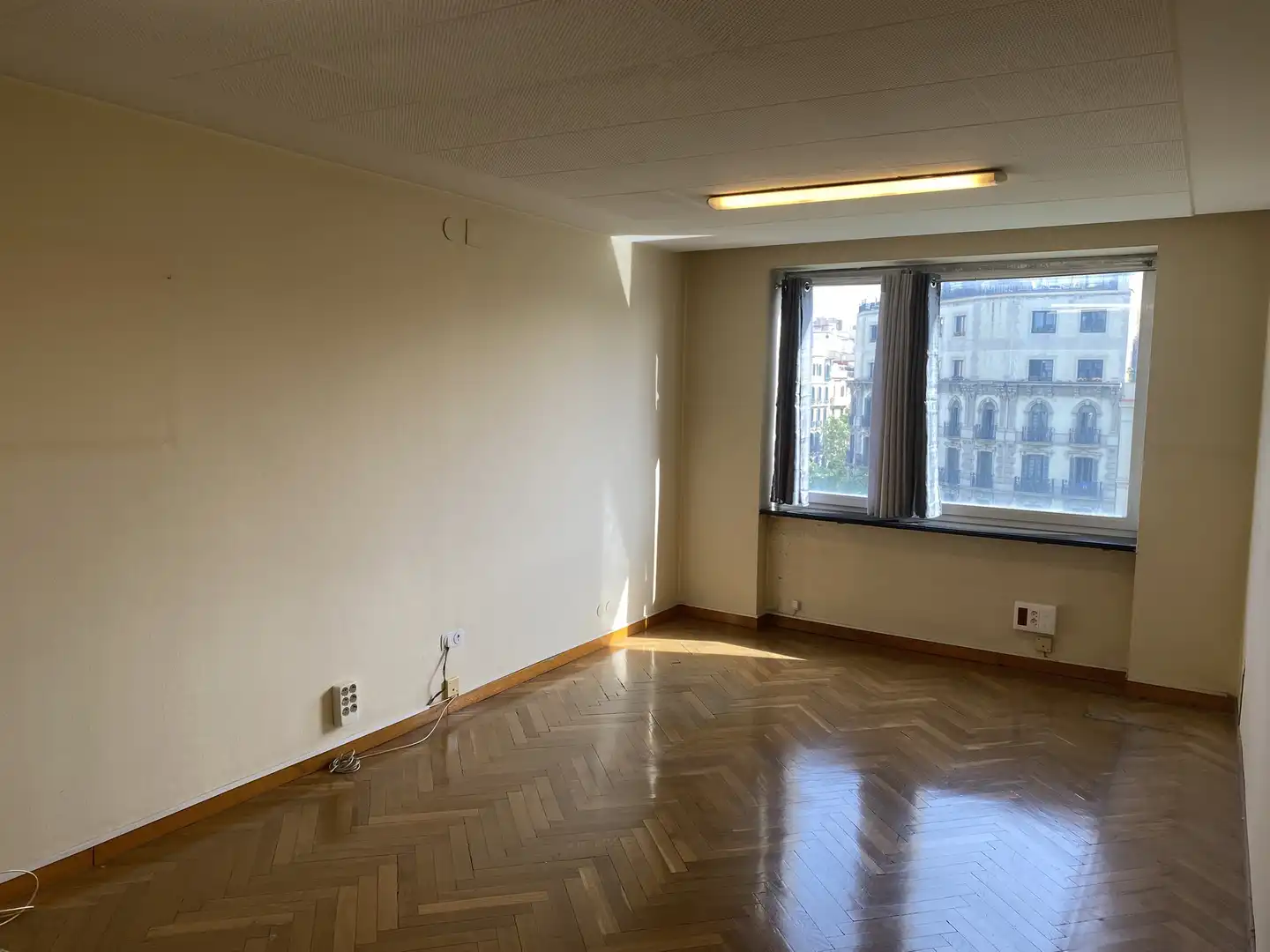 Oficina de lloguer a de Gràcia, Dreta de l'Eixample