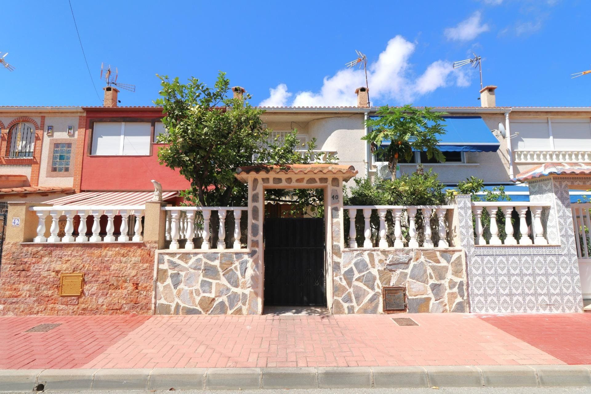 Vista exterior de Finca rústica en venda en Torrevieja amb Jardí privat, Terrassa i Moblat