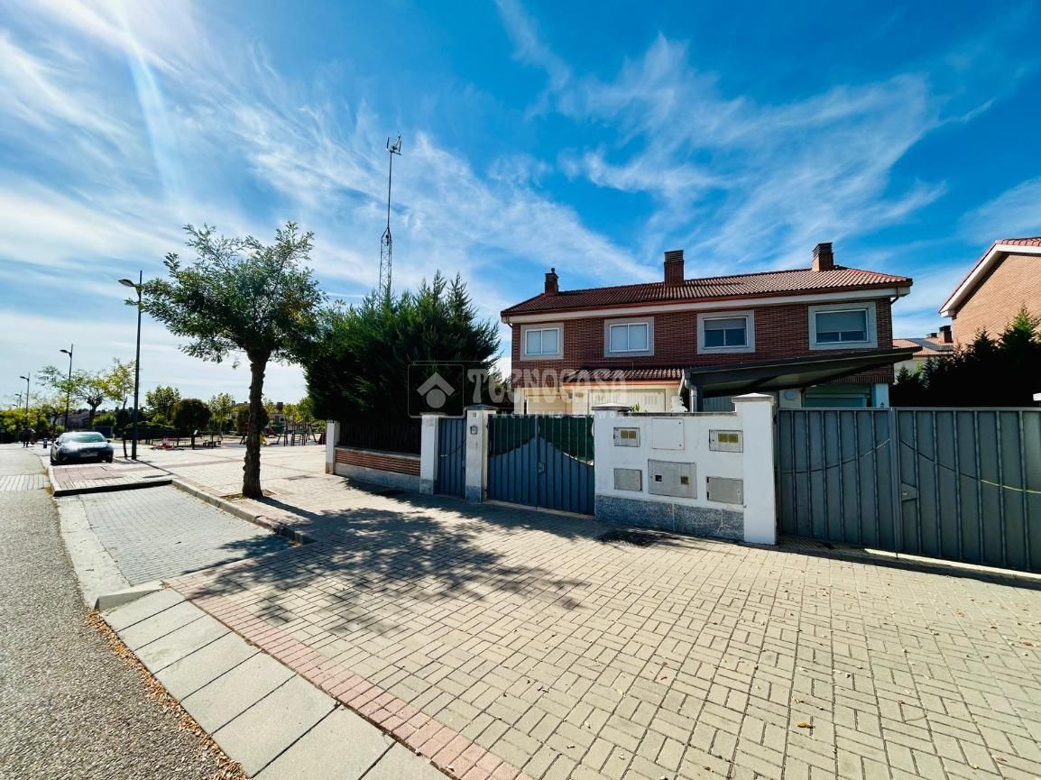 Vista exterior de Casa adosada en venta en Boecillo con Jardín privado