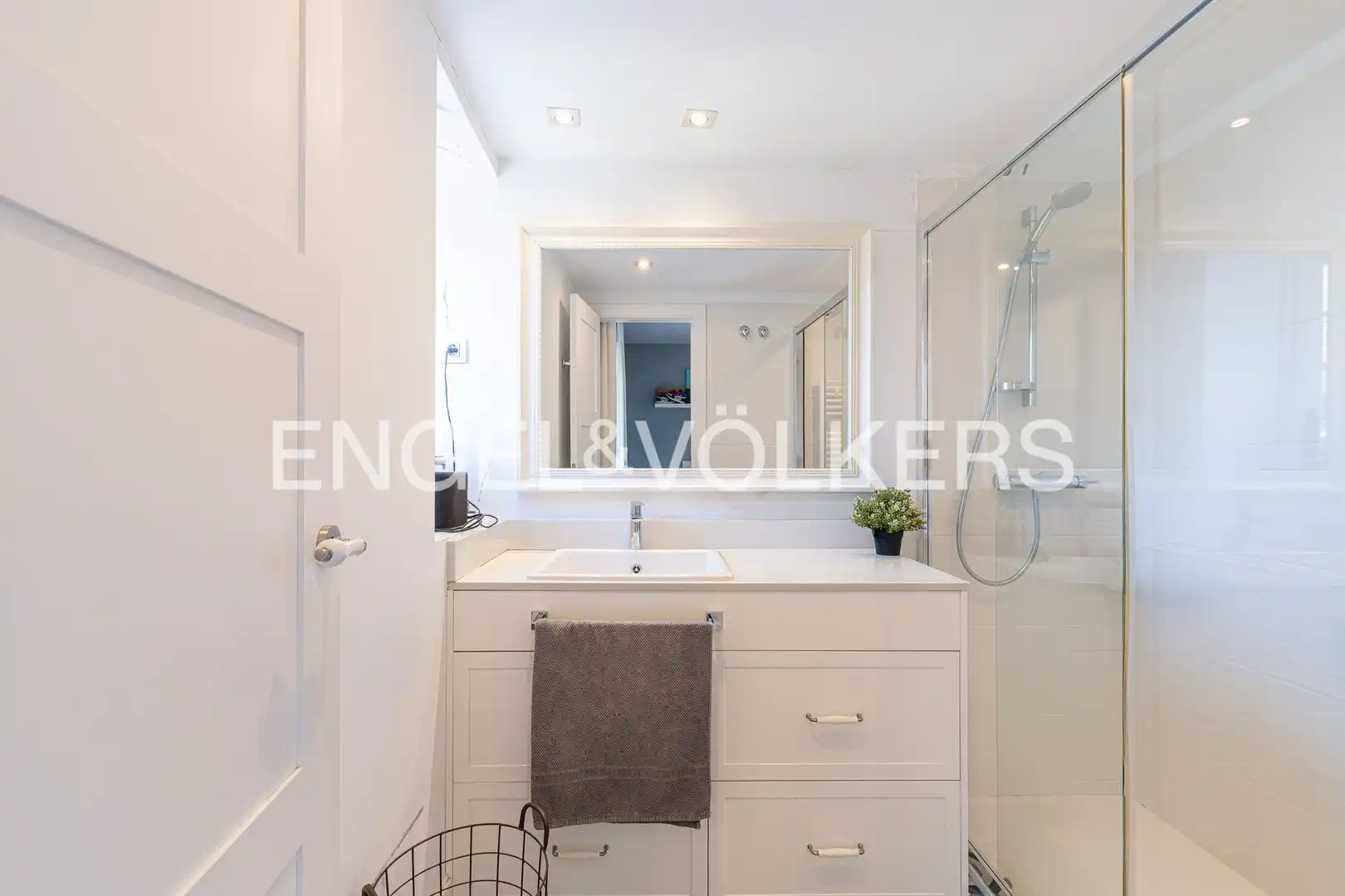 Baño de Casa adosada en venta en Madrid con Aire acondicionado, Calefacción y Jardín privado