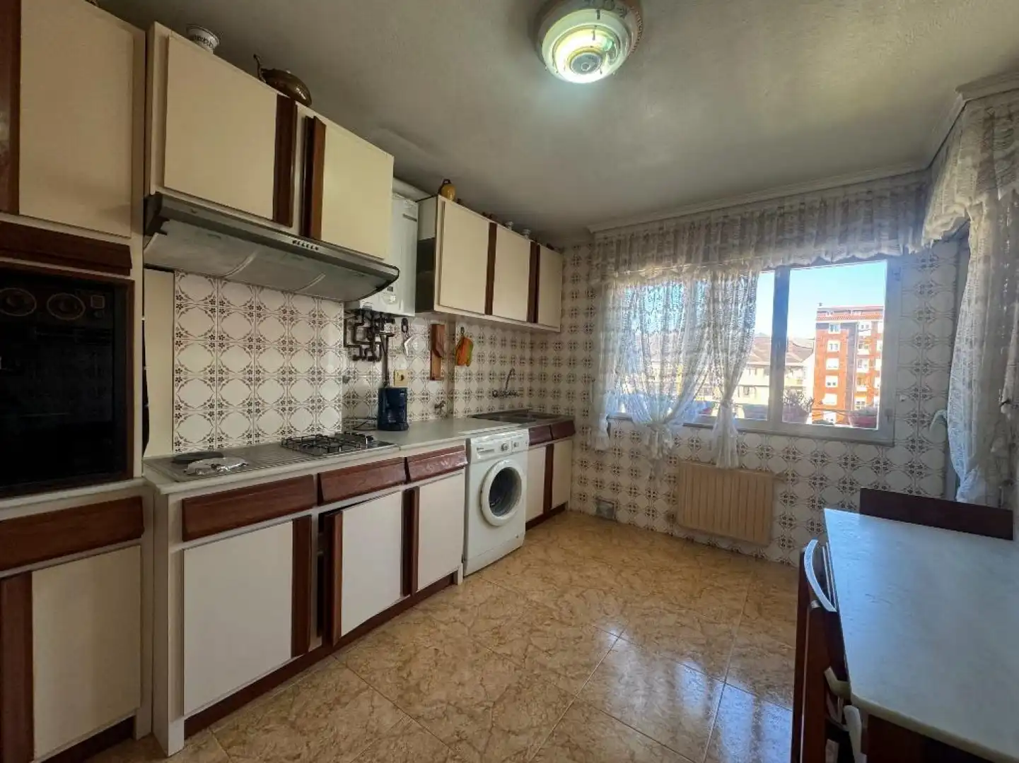 Cuina de Pis en venda en Los Corrales de Buelna  amb Calefacció, Parquet i Terrassa