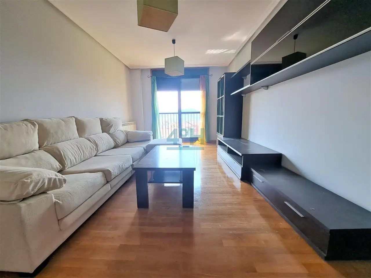 Appartement compact avec terrasse à louer à Ventiun