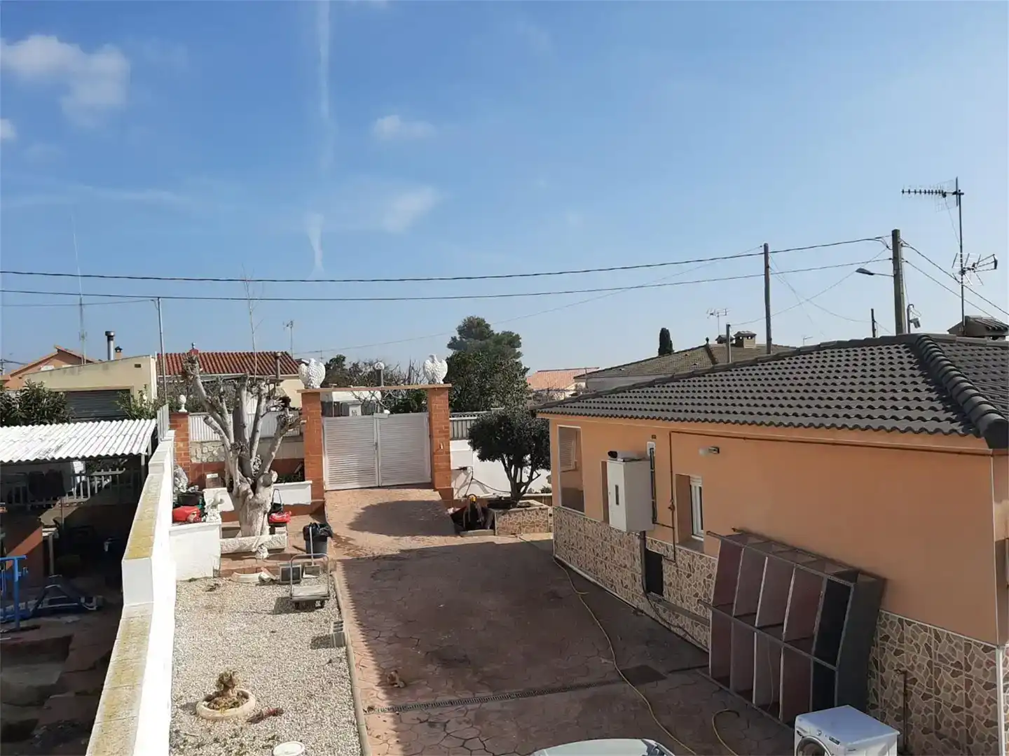 Vista exterior de Casa o xalet en venda en La Bisbal del Penedès amb Aire condicionat i Piscina