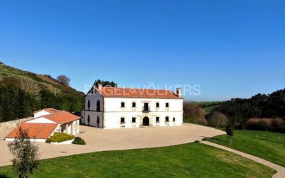 Vista exterior de Casa o xalet en venda en Bareyo amb Aire condicionat, Calefacció i Jardí privat