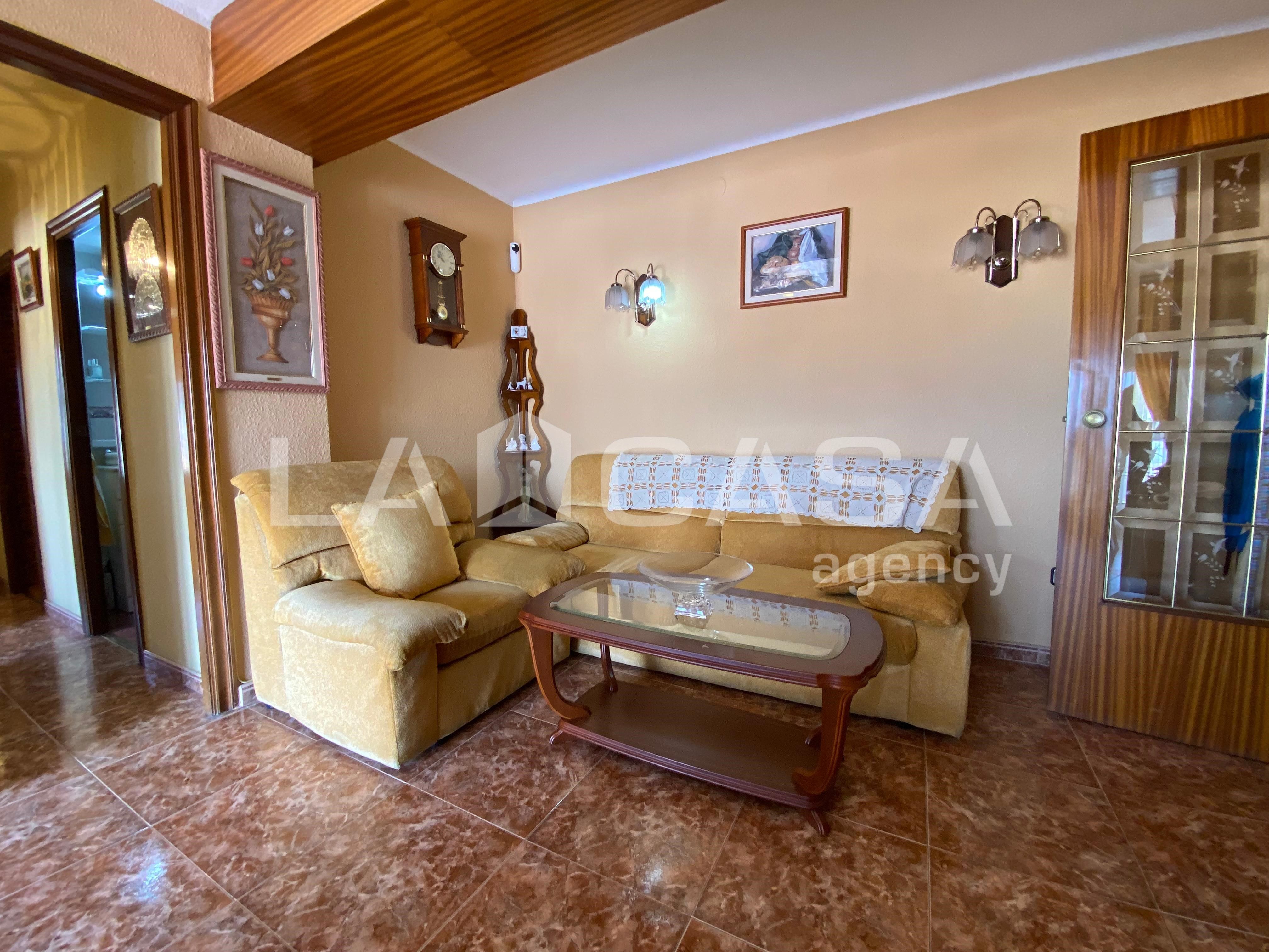 Sala d'estar de Pis en venda en Santa Coloma de Gramenet amb Traster i Balcó