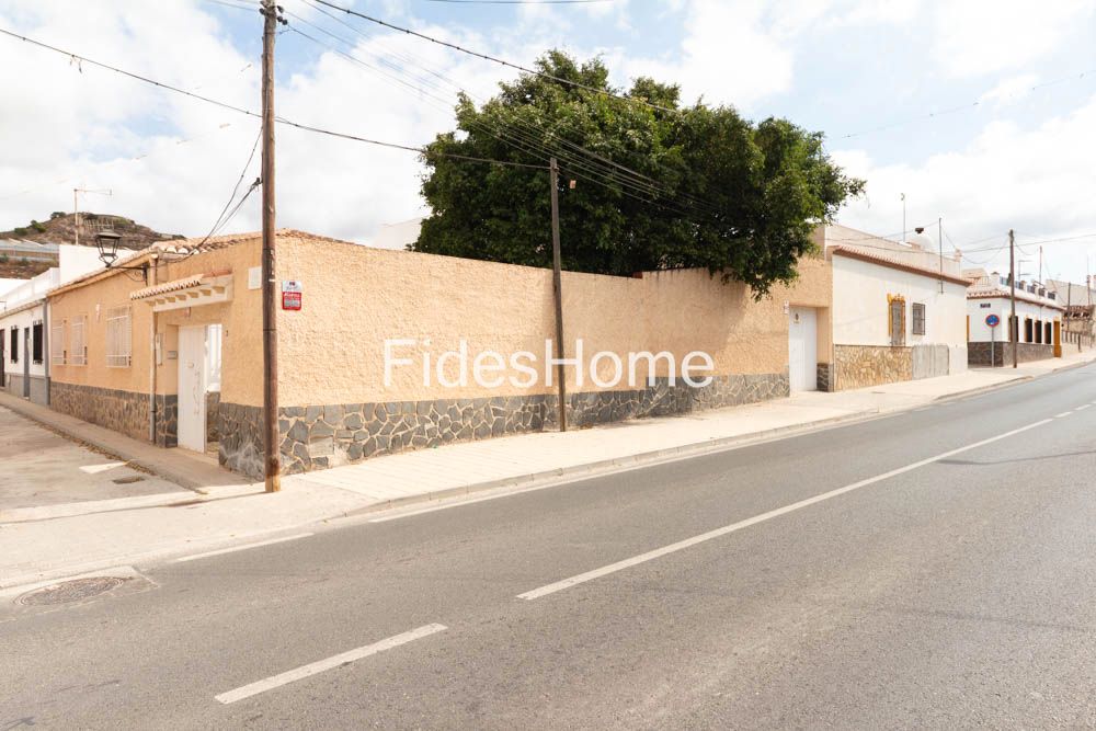 Vista exterior de Casa o xalet en venda en Motril amb Jardí privat i Terrassa