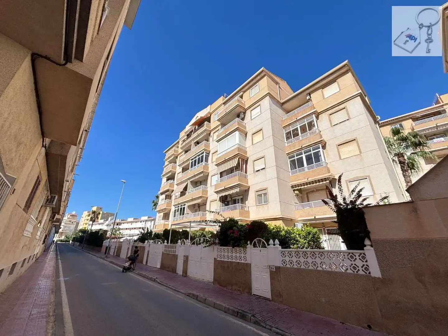 Außenansicht von Wohnungen zur Miete in Torrevieja mit Terrasse, Schwimmbad und Möbliert