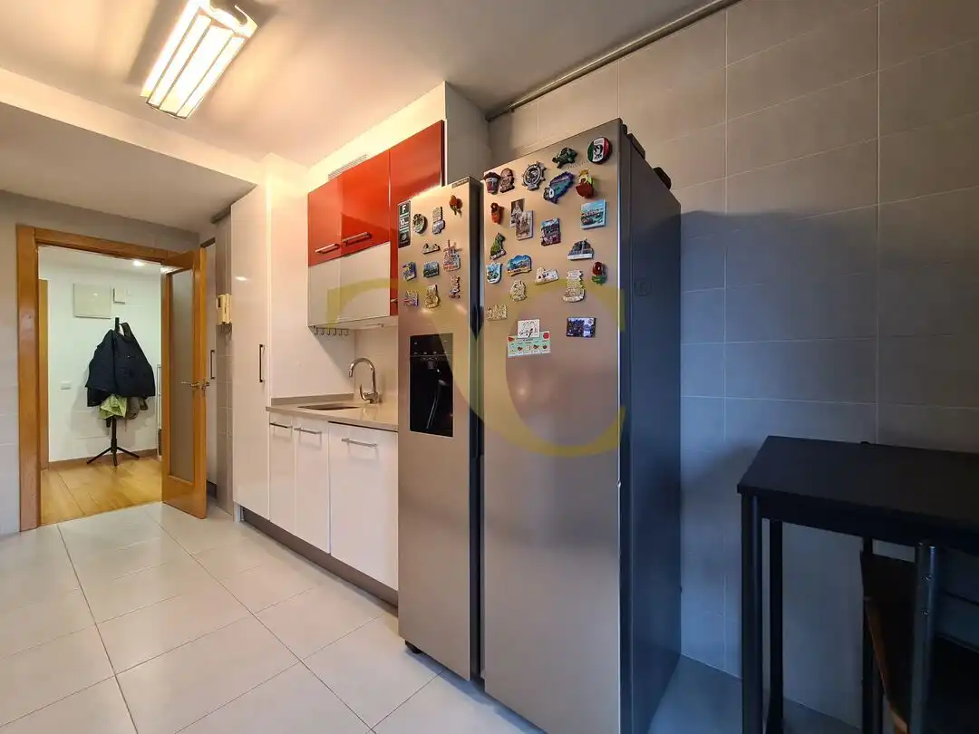 Küche von Wohnung zum Verkauf in Oviedo  mit Heizung, Privatgarten und Terrasse