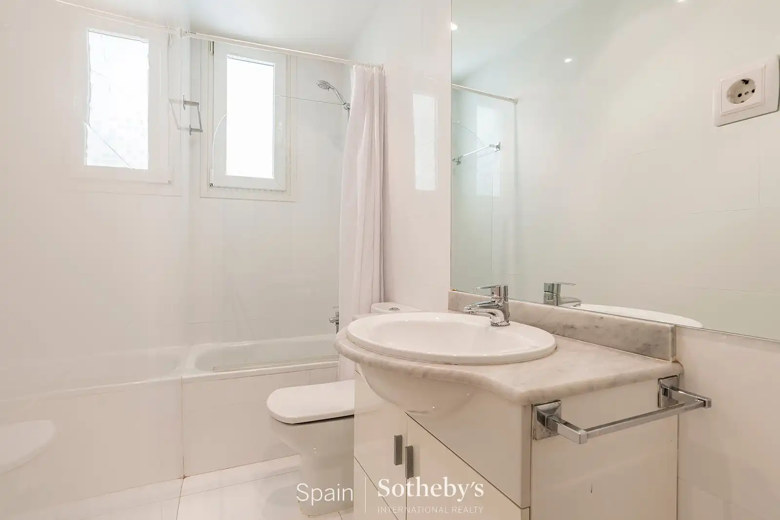 Bany de Apartament de lloguer en Madrid amb Aire condicionat i Calefacció