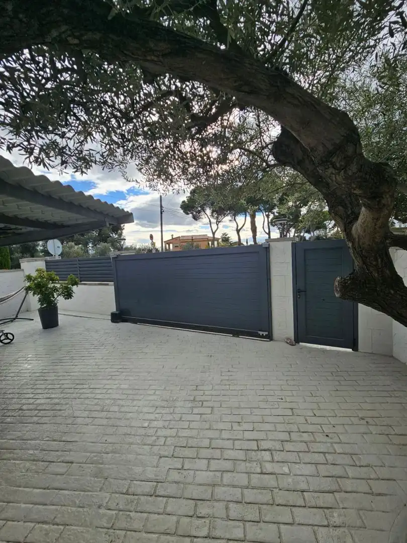 Vista exterior de Casa o xalet en venda en Almazora / Almassora amb Aire condicionat, Terrassa i Traster