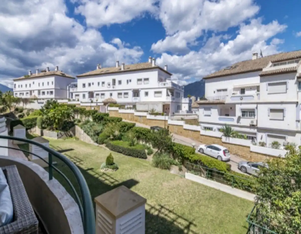 Apartamento con piscina en venta en Nueva Andalucía, imagen 2