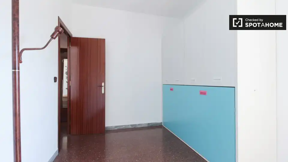 Room in El Besós i el Maresme