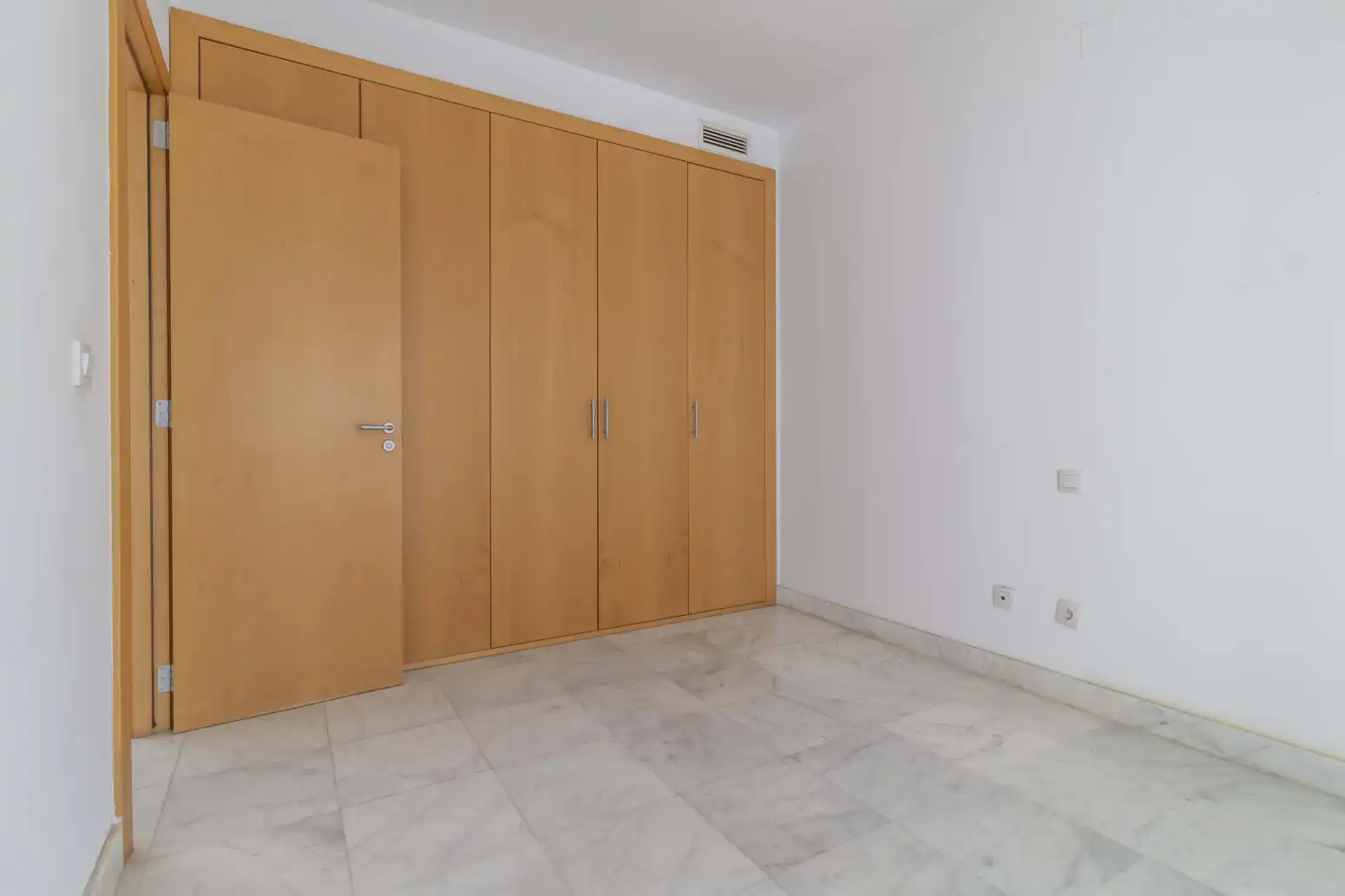 Habitación de Casa adosada en venta en Espartinas con Aire acondicionado, Terraza y Piscina