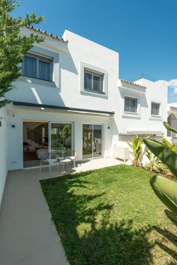 Terrasse von Einfamilien-Reihenhaus zum Verkauf in Marbella mit Klimaanlage, Heizung und Privatgarten