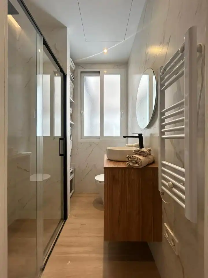 Badezimmer von Erdgeschoss zur Miete in Madrid mit Klimaanlage