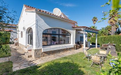 Vista exterior de Casa o xalet en venda en Manilva amb Jardí privat, Terrassa i Traster