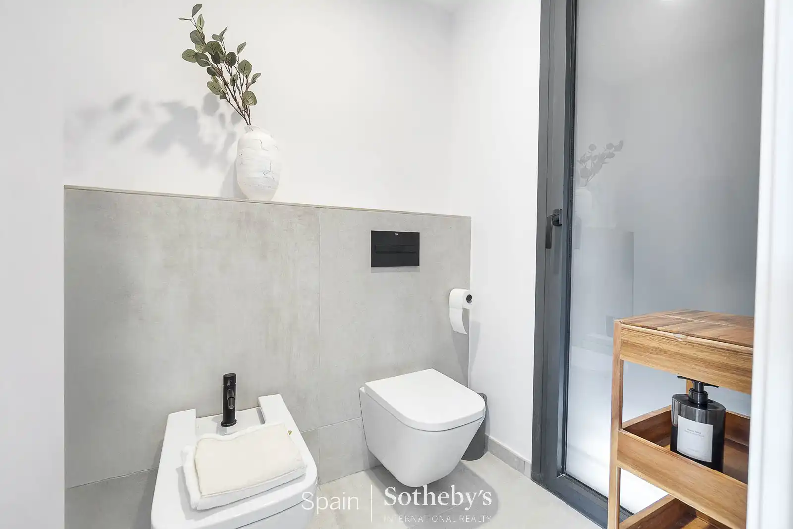 Bany de Casa o xalet en venda en Navata amb Aire condicionat, Jardí privat i Terrassa