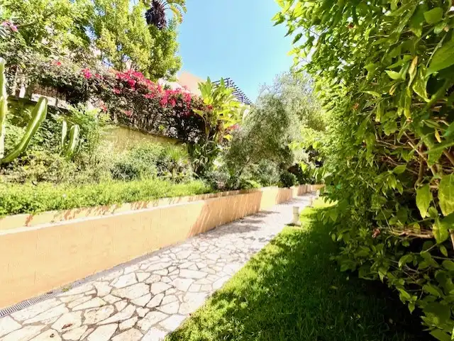 Jardí de Pis en venda en Marbella amb Aire condicionat, Calefacció i Moblat