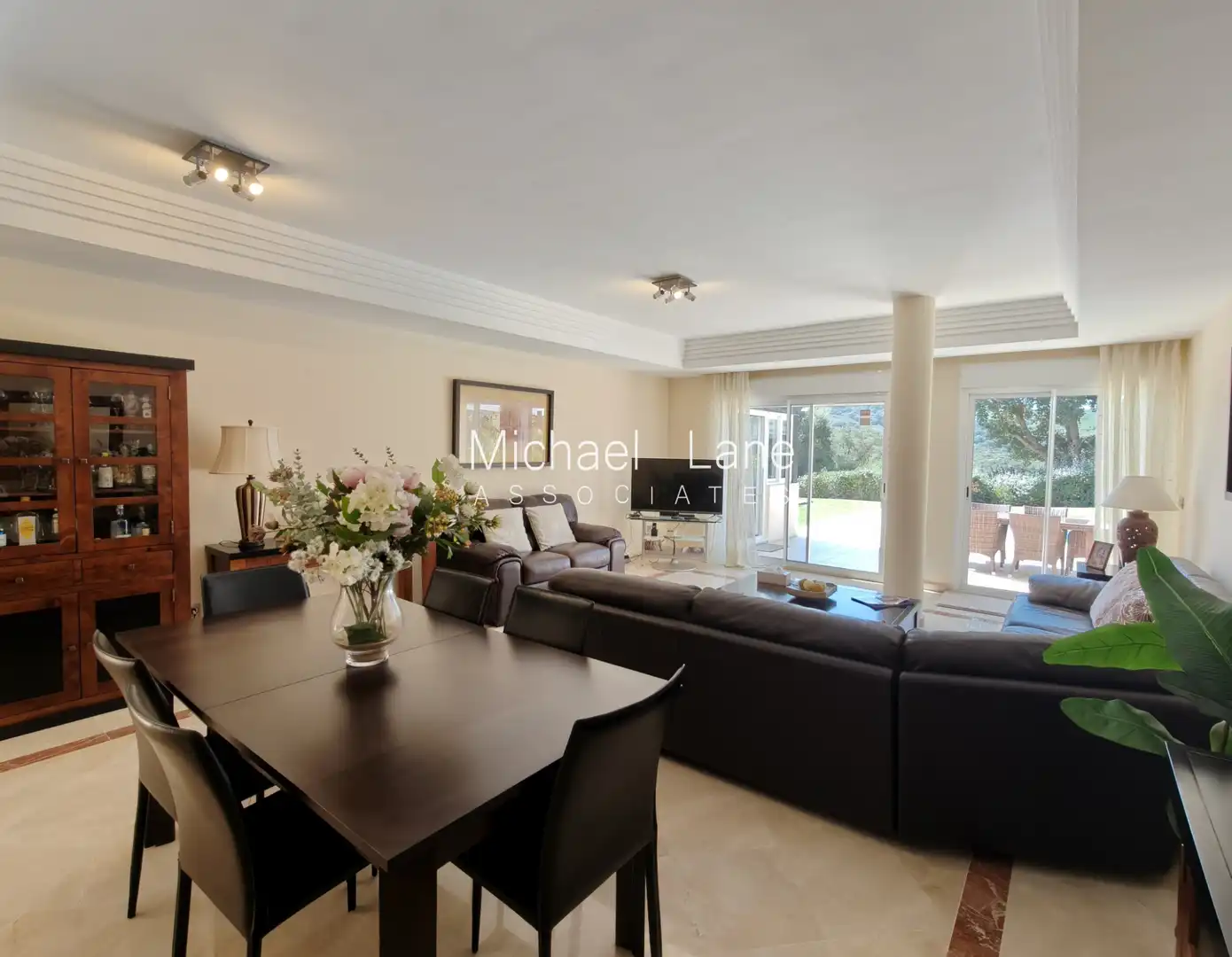Wohnzimmer von Erdgeschoss zum Verkauf in Sotogrande mit Klimaanlage, Privatgarten und Terrasse
