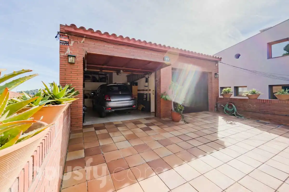 Vista exterior de Casa o xalet en venda en Barcelona amb Aire condicionat, Calefacció i Jardí privat