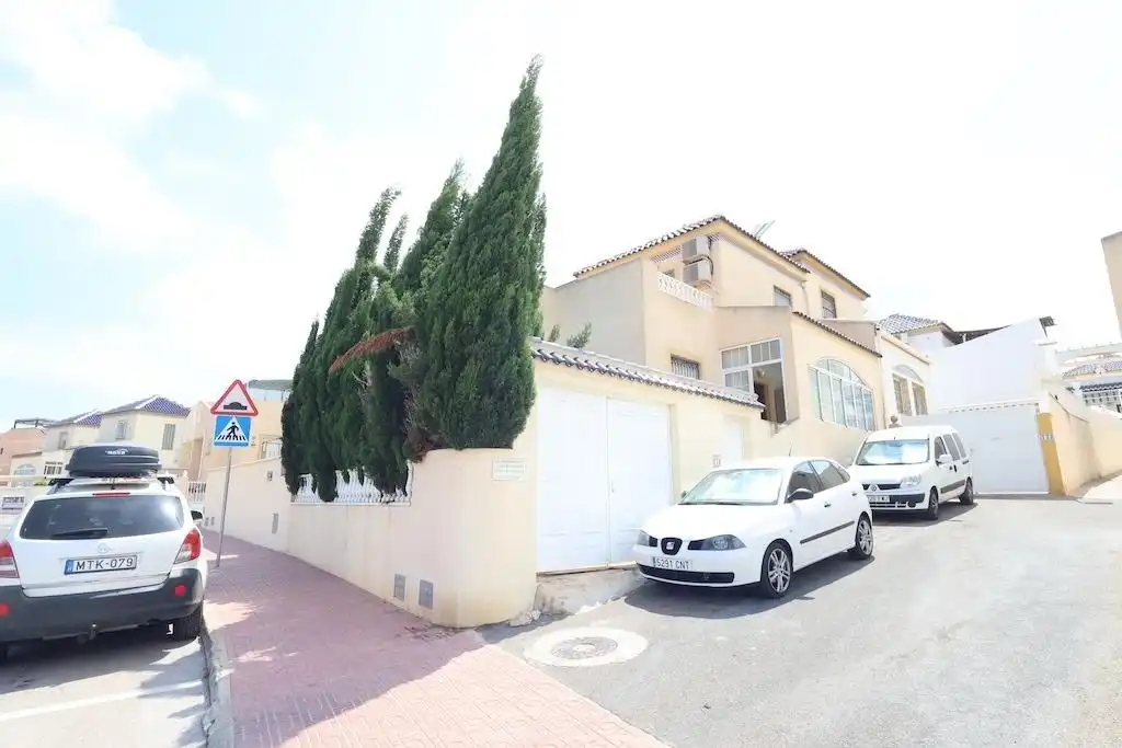 Vista exterior de Casa adosada en venda en Torrevieja