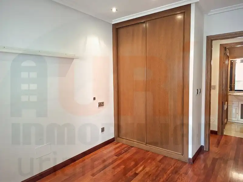 Dormitori de Pis en venda en Oviedo  amb Calefacció, Terrassa i Traster