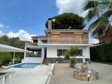 Casa amb piscina en venda a Calle URGELL s/n
