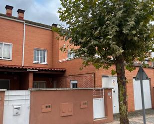 Vista exterior de Casa o xalet de lloguer en Simancas amb Terrassa i Balcó