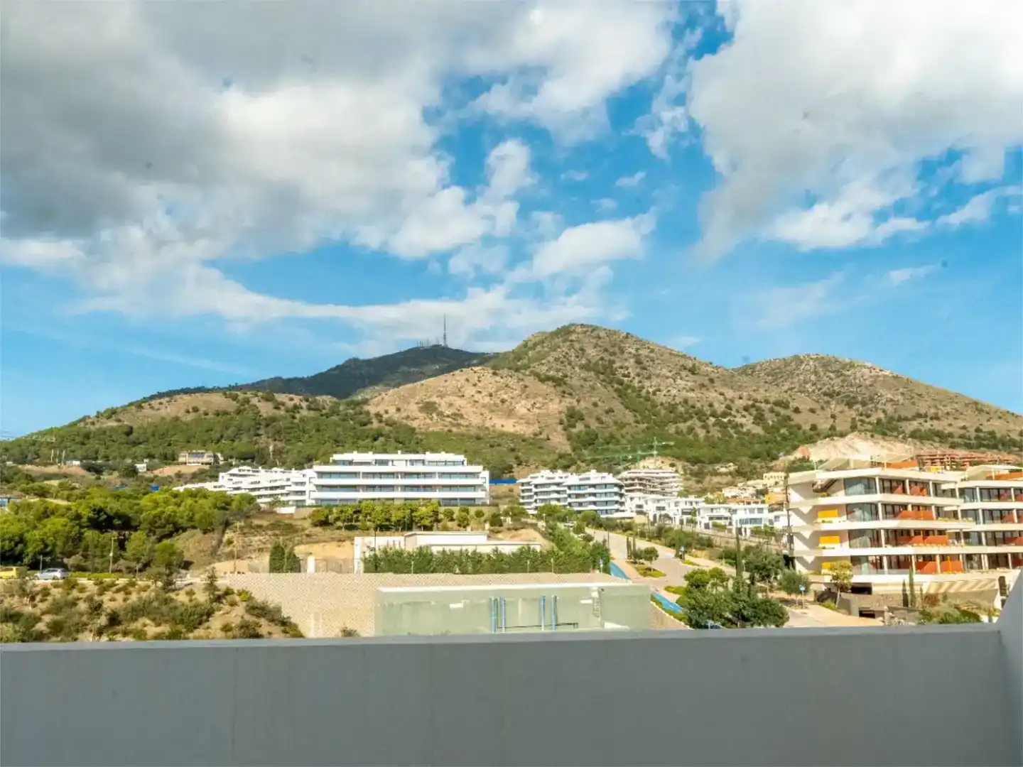 Vista exterior de Àtic en venda en Fuengirola amb Aire condicionat, Piscina i Balcó