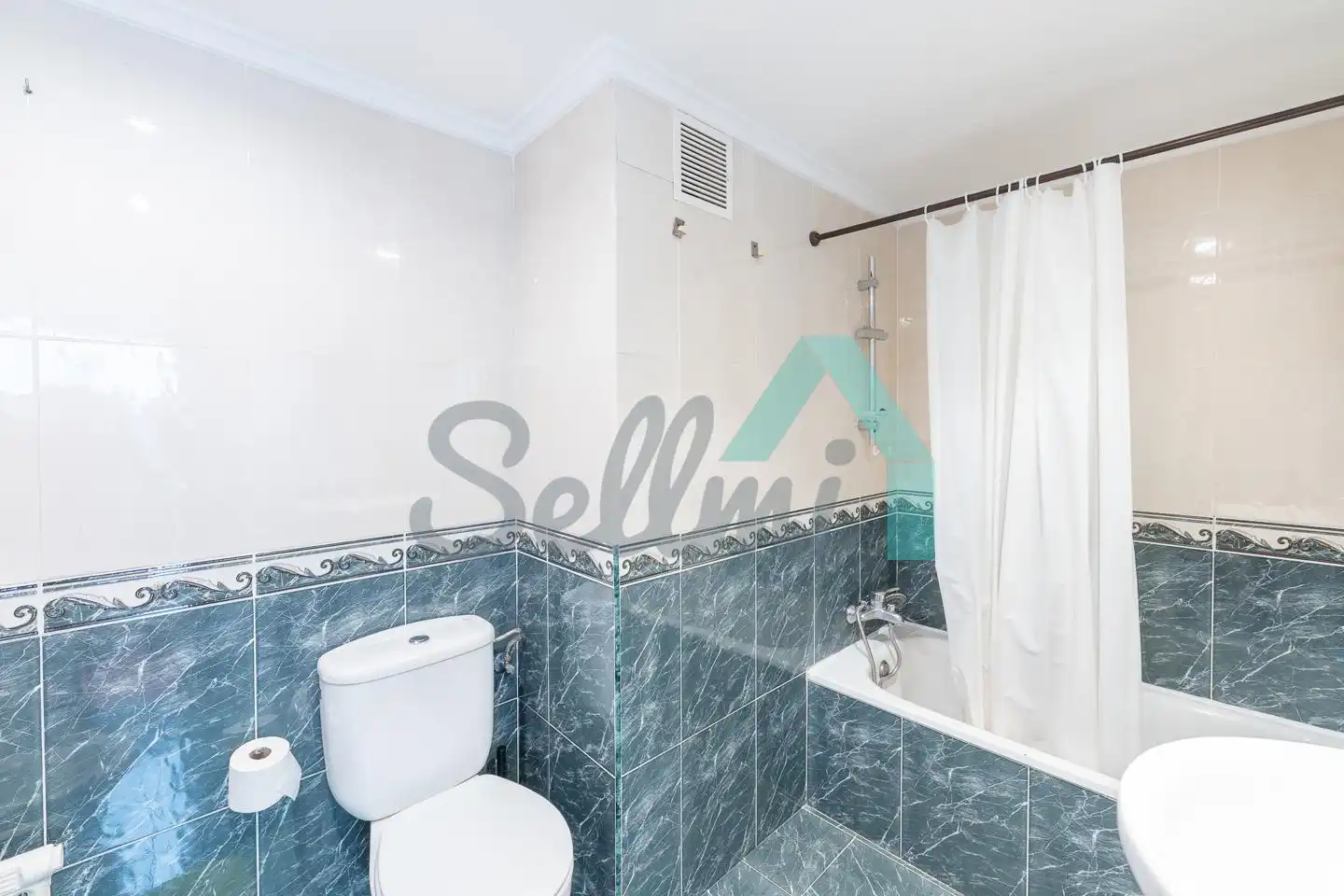 Baño de Piso en venta en Oviedo  con Calefacción