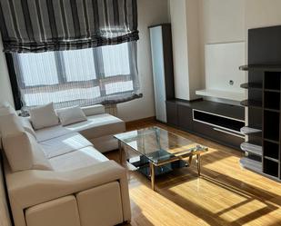 Sala d'estar de Apartament en venda en Oviedo  amb Terrassa i Balcó